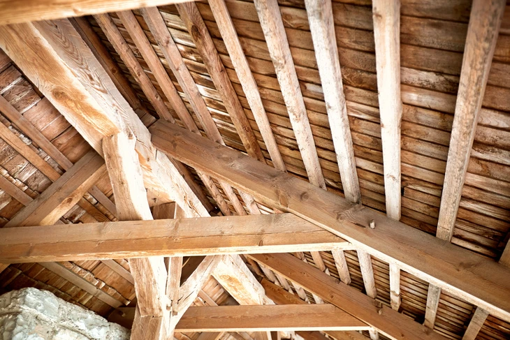 Intérieur d'une ossature bois en cours de construction, vue depuis le rez-de-chaussée