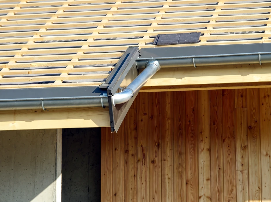 Chantier de toiture en cours, bâtiment à ossature bois avec bardage en pin naturel