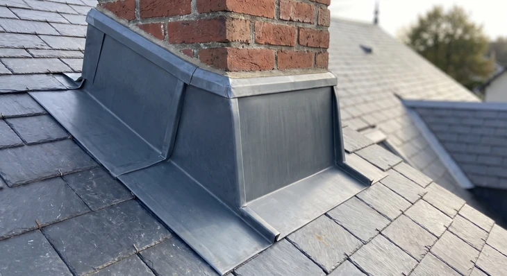 Chantier de toiture en cours, bâtiment à ossature bois avec bardage en pin naturel